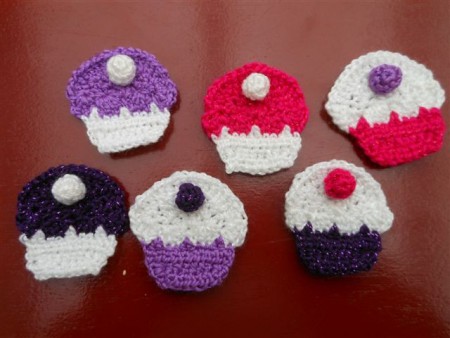 027 cupcakes 5 cm hoog, met glittertje in de draad en met kers. 